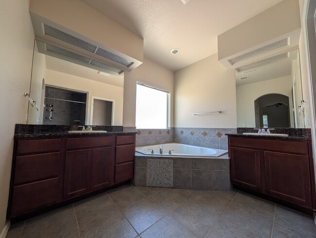 Building Photo - 5803 London Dr