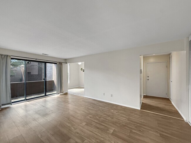 Building Photo - 32 Shrewsbury Green Dr