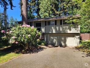 Building Photo - Beautiful 3 Bed 1.5 Bath Tri-Level home in...