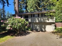 Building Photo - Beautiful 3 Bed 1.5 Bath Tri-Level home in...