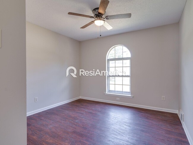 Building Photo - 3BR/2B Renovated Lake House Available For ...