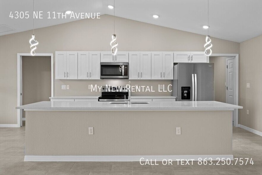 Building Photo - 4305 NE 11th Ave