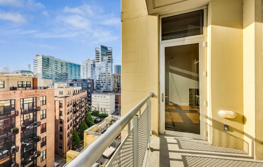 Building Photo - 720 N Larrabee St