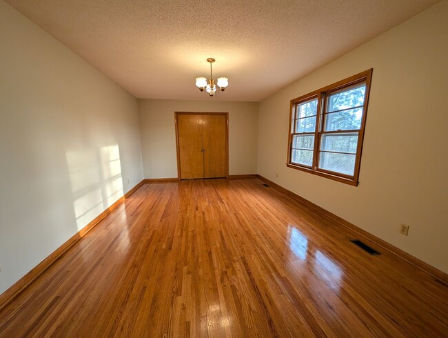 Building Photo - Available to Show