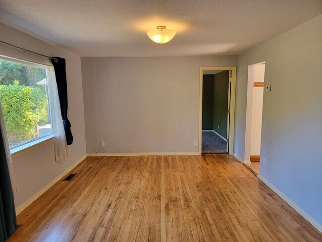 Building Photo - Charming 3 Bed, 1 Bath House with Fenced Yard, Bonus Room and Close to Willamette Park !