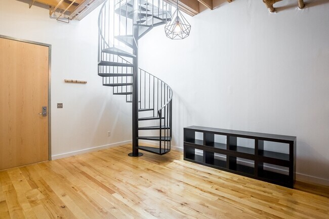 Building Photo - 111 Beach St