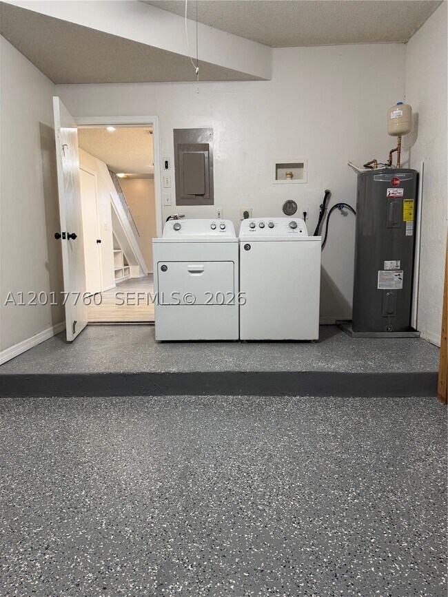 Building Photo - 1561 Sorrento Dr