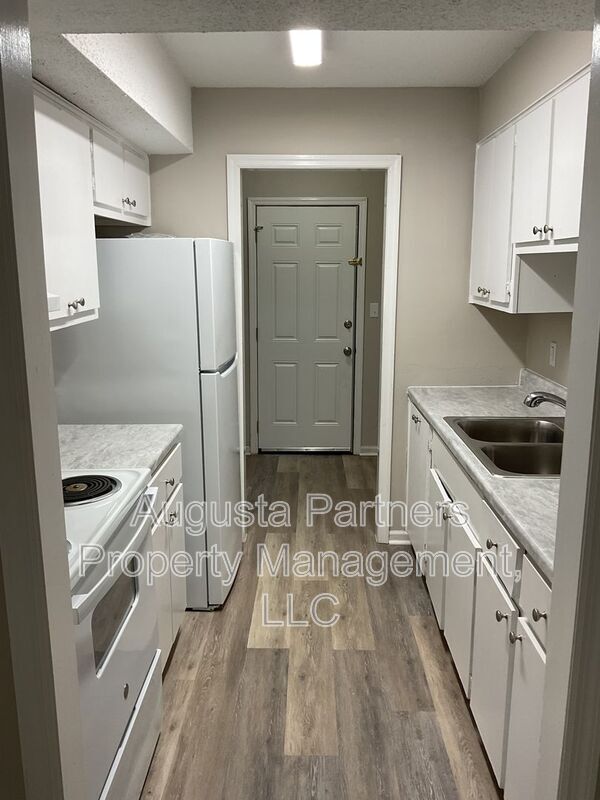 Building Photo - 1546 Hamilton Dr