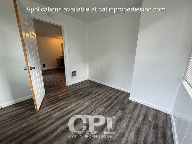 Building Photo - 1102 1/2 N. 2nd- Kelso, WA - Move In Special - $99 First Month's Rent!