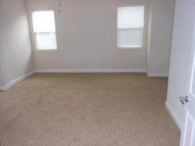 Building Photo - Rose Garden 4 Bed, 3 Bath Discounted at $3...