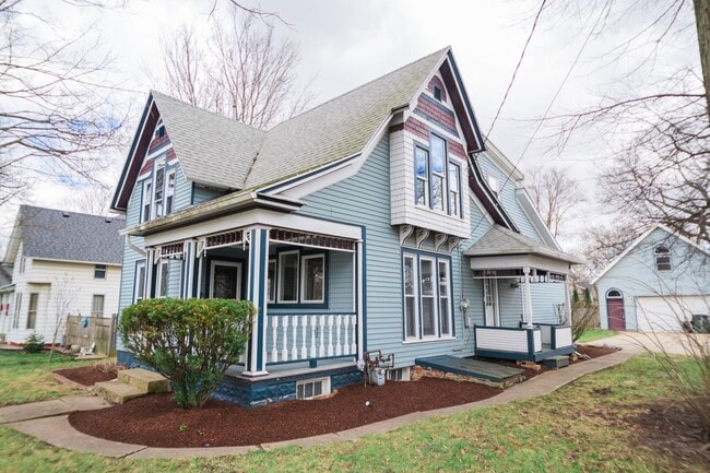 Primary Photo - 3 bed 1.5 bath Downtown Valparaiso Home