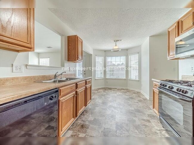 Building Photo - Spacious 4 bedroom 2.5 bath