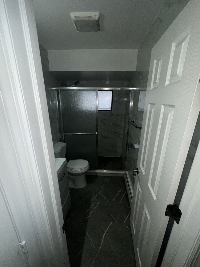 Main bathroom - 446 Clifton Ave