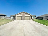 Building Photo - 906 Childress Dr