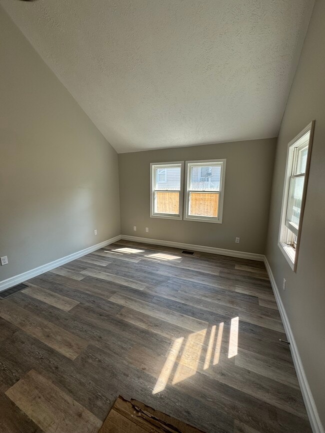 Building Photo - 285 1/2 Walnut St