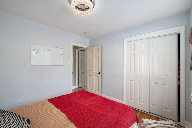Building Photo - Spacious Top Unit of Quadplex Available So...