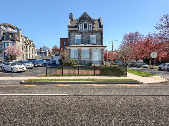 Building Photo - 1701 N Front St