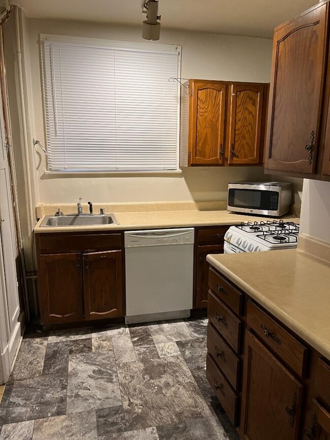 Building Photo - 1300 Everett Ave