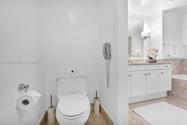 Building Photo - 1435 Brickell Ave