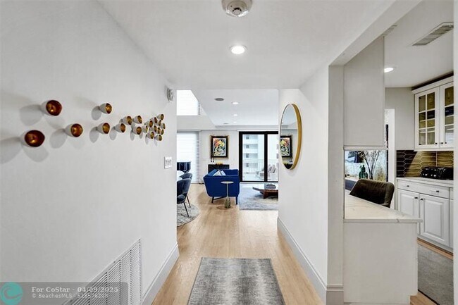 Building Photo - 3100 NE 48th St