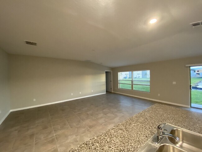 Building Photo - "Spacious 4-Bed, 2-Bath Gem with 1936 Sq Ft of Comfort in Riverview, FL!"