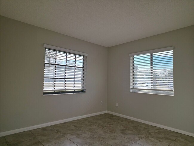 Building Photo - Freshly Updated 2/1 House with Garage in Deltona!