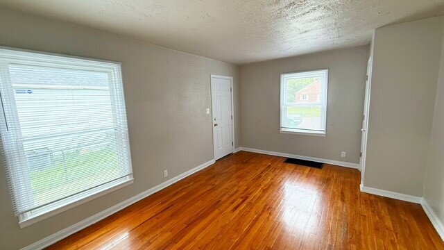 Building Photo - EAST SIDE UPDATED 3 BEDROOM 2 BATH HOME AVAILABLE NOW!