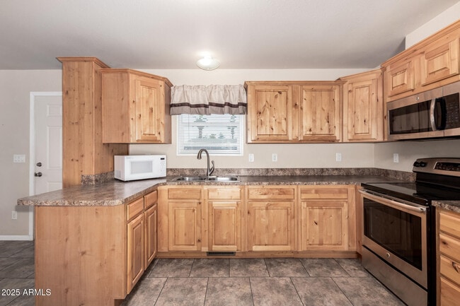 Building Photo - 2650 W Union Hills Dr