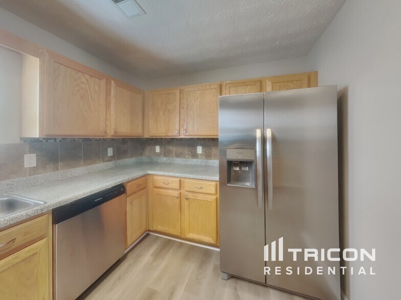 Building Photo - 484 Cathedral Dr