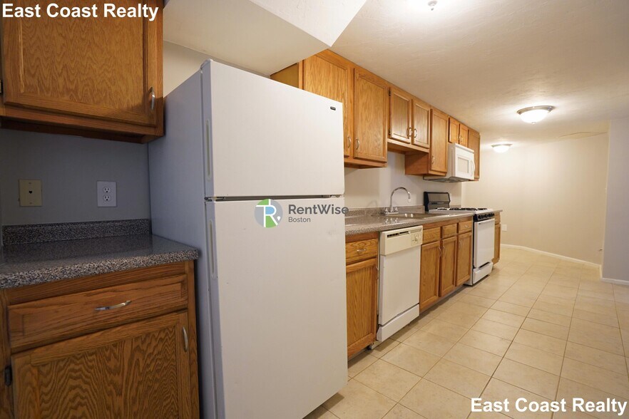 Building Photo - 21 Linden St