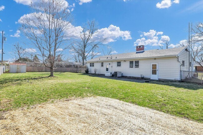 Building Photo - 220 Ivanhoe Way