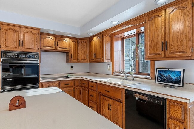 Building Photo - 5 BEDROOM 4.5 BATH PRIVATE BACKYARD