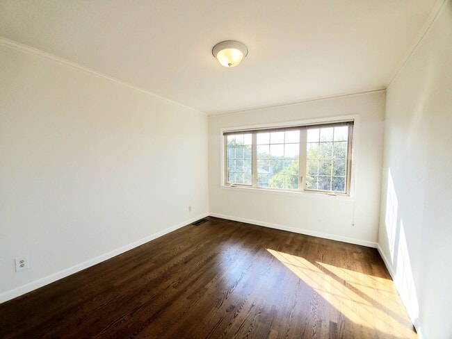 Building Photo - Hillsborough home with Bay views