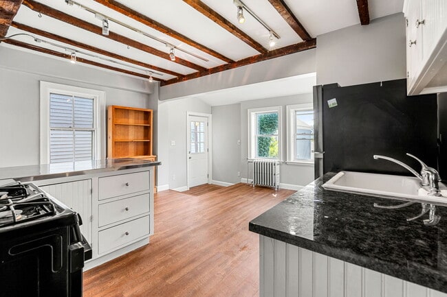 Building Photo - 8 Carlton St