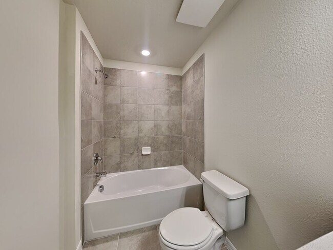 Building Photo - 3117 Emerald Acrs Ln