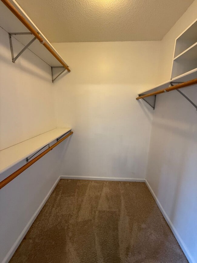 Building Photo - 3 bed 2 bath Home with fenced in backyard