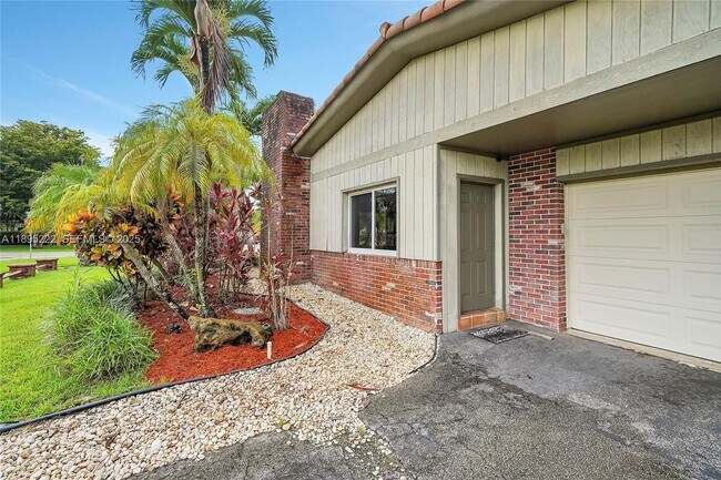 Building Photo - 1518 N Yale Dr