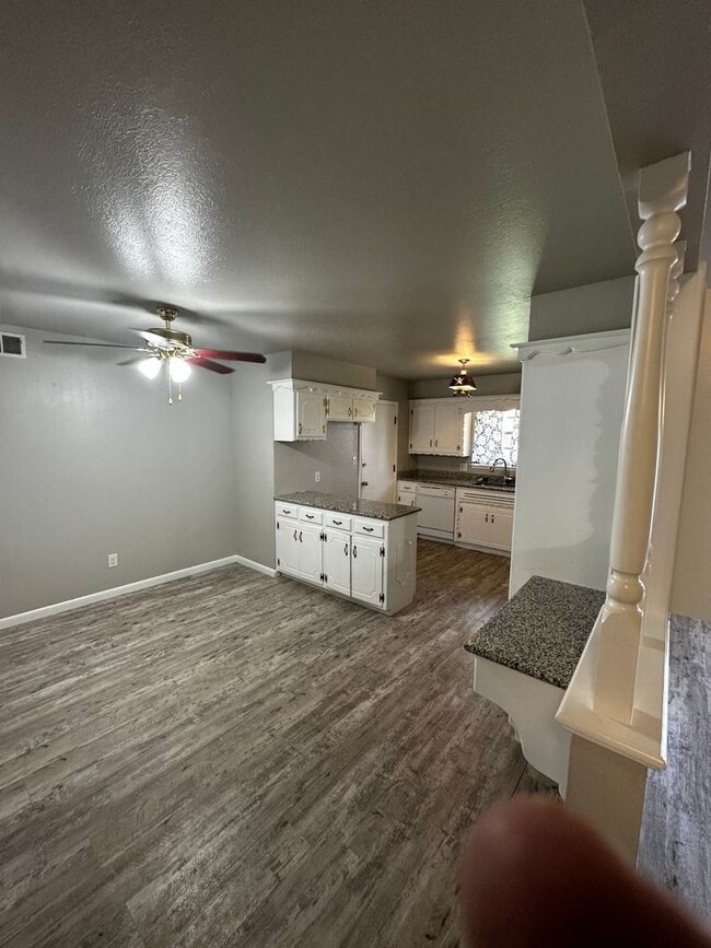 Building Photo - Great 3 bd/1.5 ba Home - Lots of Built-in Storage