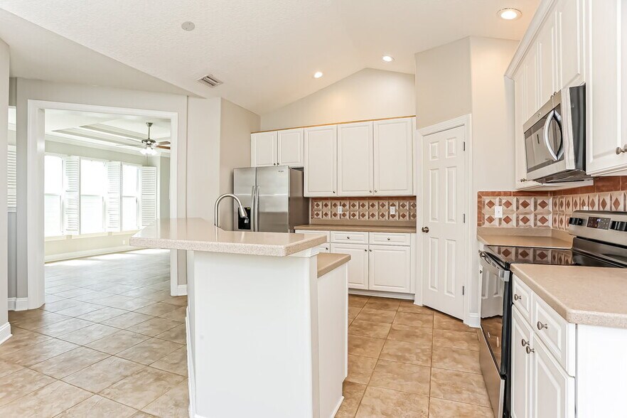 Building Photo - 136 Sunset Cir S