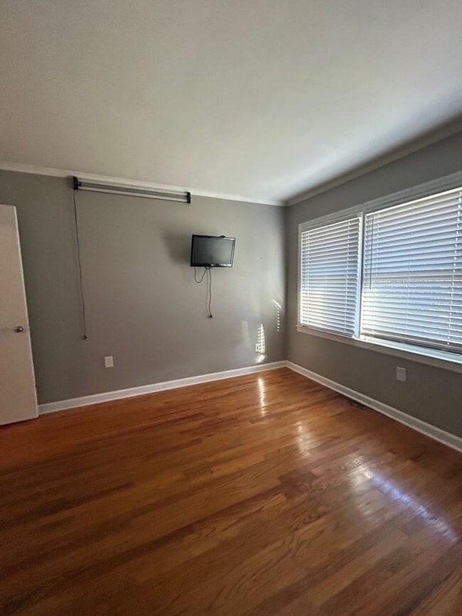 Building Photo - Beautiful updated 4 Bedroom, 3 Bath Ranch ...