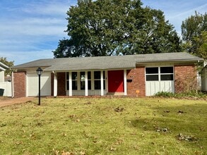 Building Photo - 607 Coach Light Ln