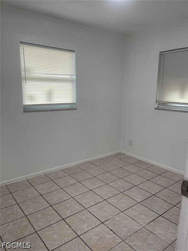 Building Photo - 5413-5427-5427 Third Ave