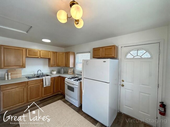 Building Photo - Beautiful 2 Bedroom 1 Bathroom now available for rent!