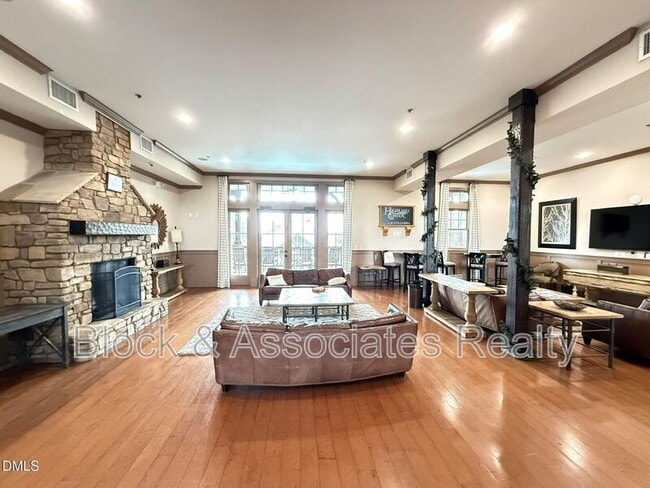 Building Photo - 8527 Quarton Dr