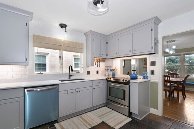 Building Photo - Beautiful Waterview Home on Chesapeake Ave. Contact Victoria Jenkins at (757) 525-7157 for more i...