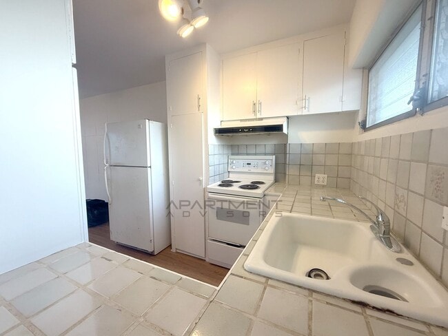 Building Photo - PLEASE VIEW FULL AD FOR DETAILS* $995 1ST MONTH! FANTASTIC! 1 BD / 1 BA / 1 PK | UH MANOA | UNIVE...