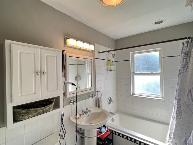 Building Photo - 110 Vassal Ln