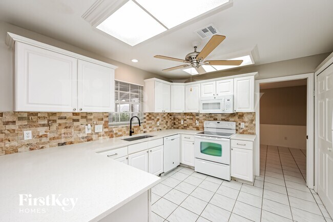 Building Photo - 9264 Cypress Dr N