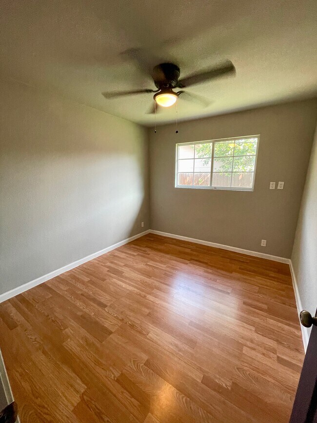 Building Photo - 9451 Hindi Dr