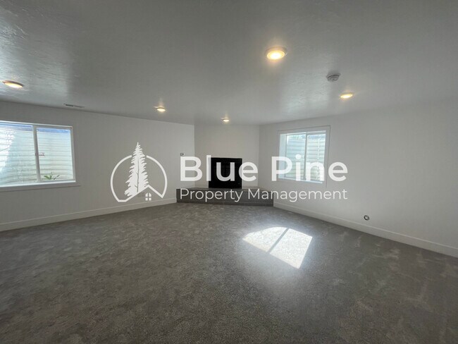 Building Photo - 3829 E Lorna Ave